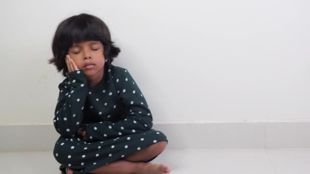 Zmartwione Dziecko Odpoczywa Podłodze Jej Umysł Ściga Się Myślami Rozpaczy — Wideo stockowe