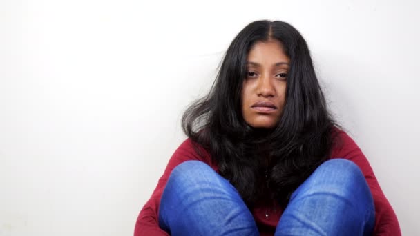 Zbliżenie Smutnej Kobiety Spoglądającej Dół Jej Twarz Zasłonięta Włosami — Wideo stockowe