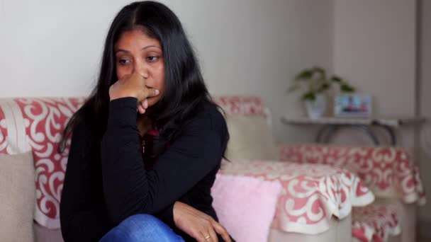 Kobieta Siedzi Smutno Kanapie Głową Rękach Wygląda Przygnębioną Zagubioną — Wideo stockowe