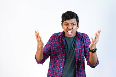 Ciddi bir ifadeyle genç bir adam, doğrudan kameraya bakıyor ve 