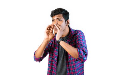 20 'li yaşlarda genç bir adam şehirlerarası bir telefon görüşmesi yapıyor ve heyecanla elini sallıyor. Düz beyaz bir arka planın önünde duruyor..