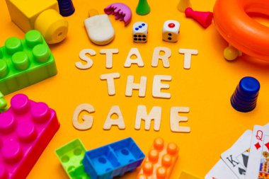 Scrabble harflerinin yakın plan fotoğrafı Oyunu Başlat