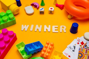 Scrabble kelimesinin yakın plan fotoğrafı 