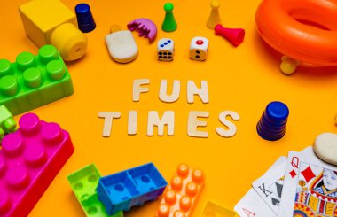 Scrabble harflerinin eğlenceli zamanı anlatan bir fotoğrafı.