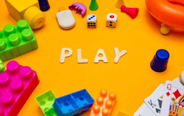 Scrabble oyun harflerinden yapılmış kelime oyunu.