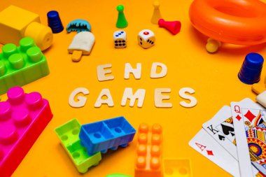 Scrabble harflerinin yakın plan fotoğrafı 