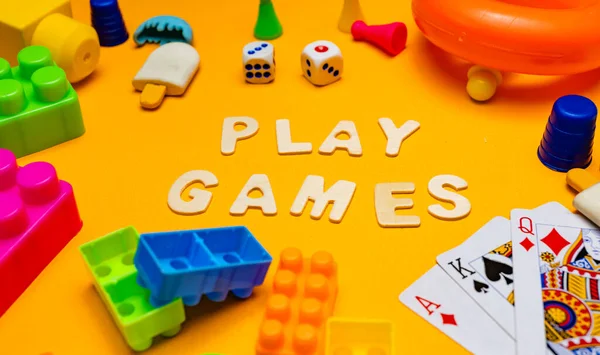 Scrabble oyun harflerinin yakın plan fotoğrafı 