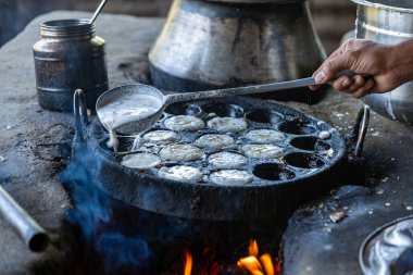 Güney Hindistan 'daki bir grup köylü olarak ustaların Paniyaram' ı ustalıkla hazırlayışını izleyin.