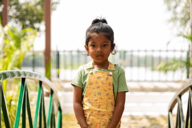 Bu duygusal hisse senedi imajıyla parkta tek başına duran genç bir kızın dokunaklı anını yakala.