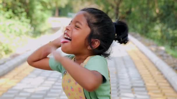 Videó Egy Fiatal Lányról Szól Aki Gátlástalan Vidámsággal Pörög Ugrál — Stock videók