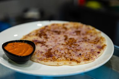 Mayalanmış pirinç ve mercimek hamurundan yapılan lezzetli dosa, altın mükemmelliğinde pişirilir.