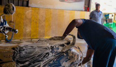 Profesyonel scooter yıkama hangarı, detaylara çok dikkat ediyor.