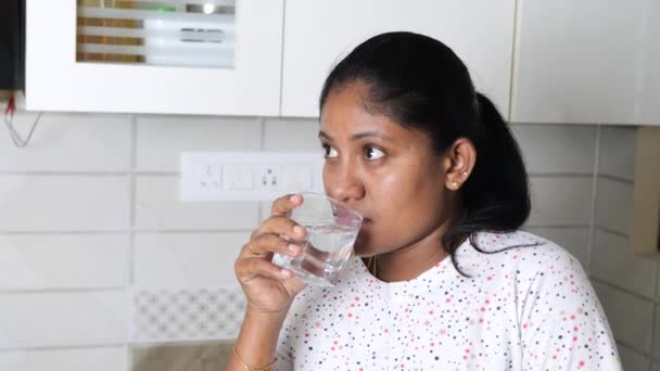 Indiaanse Vrouw Drinken Water Uit Glas Keuken Thuis Kijken Naar — Stockvideo