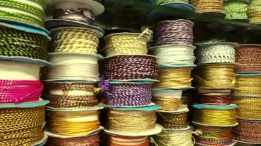 Bu video, dükkanda sergilenen moda sari butiği ile ilgili.