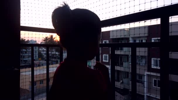 Deze Video Gaat Silhouet Van Meisje Staan Balkon Het Eten — Stockvideo