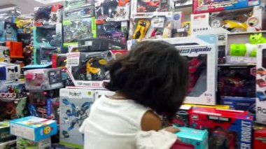 Bu video, Hindistan 'ın Karnataka eyaletinin başkenti Bangalore' dan, 2 Mart 2024 'te, heyecanla dolu büyülenmiş bir çocuk, canlı bir oyuncakçıya bakıyor.