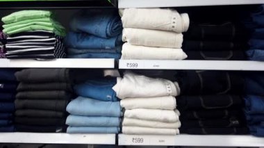 Vitrinlerle ilgili bu video düzgünce katlanmış kot pantolon, perakende için ideal