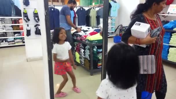 このビデオは 2024年3月2日にインド国立カルナタカ州バンガロール市出身の子供が鏡の前で踊り 興奮を放つ — ストック動画