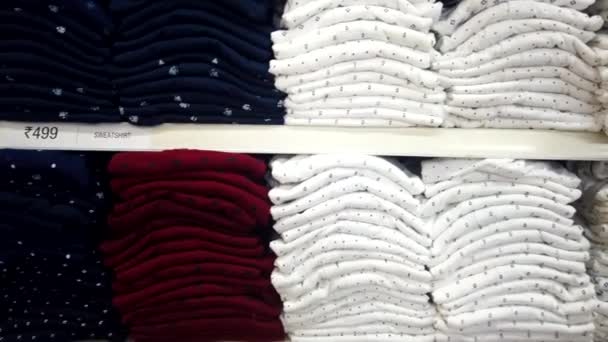 Video Showcases Visually Appealing Way Store Shirts — Stock Video