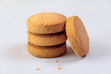 El değmemiş beyaz bir yüzeye sanatsal olarak yerleştirilmiş çeşitli lezzetli kurabiyelerin yakın plan görüntüsü.