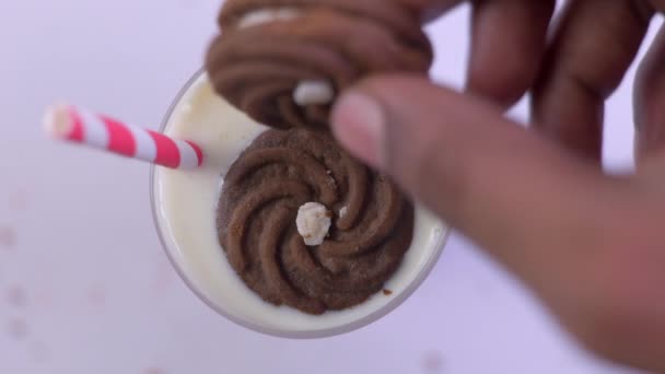 Αυτό Βίντεο Είναι Για Την Εμβάπτιση Μπισκότο Στο Milkshake Ένα — Αρχείο Βίντεο