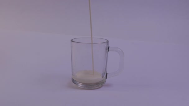 このビデオは ガラスカップにミルクを注ぐことについてです — ストック動画