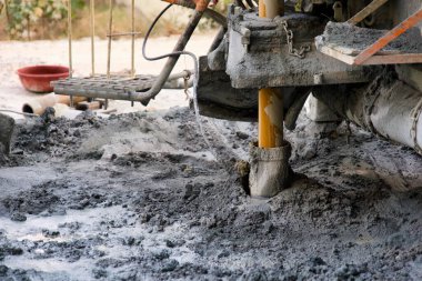 Kurak bölgelerdeki yeraltı suyu kaynaklarına önemli bir erişim noktası olan sıkıcı bir kuyu yaratmak için endüstriyel düzeyde makineler kullanıyor.