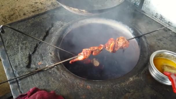 腌制的鸡块在火热的烤架上烤着 让人联想到经典的印度牛油果料理的味道 — 图库视频影像