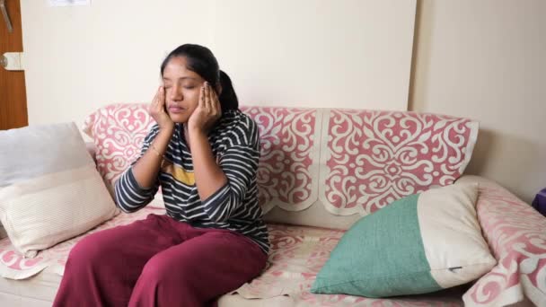 南アジアの女性がソファに座り 彼女の頬に涙を浮かべた彼女の顔に思慮深い表情 — ストック動画