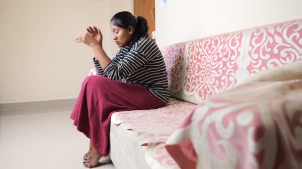 ある若いインド人女性がソファーに一人で座り 深く考えている 彼女の表現は熟考的で 恐らく心配しているか ストレスを感じている — ストック動画