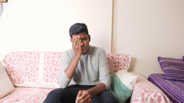 Ein Nachdenklicher Indischer Mann Sitzt Allein Auf Einer Couch Tief — Stockvideo