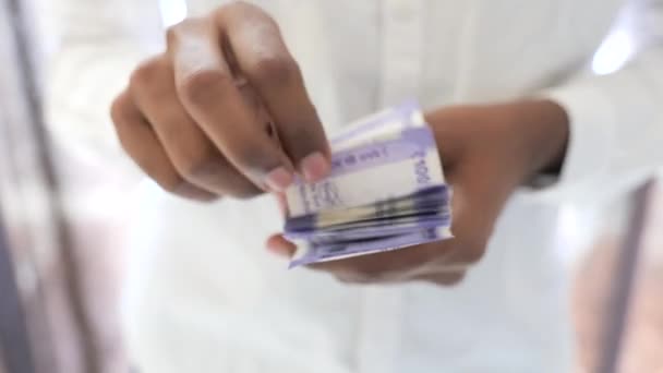 Hombre Indio Cuenta Con Atención Paquete Billetes Cien Rupias Utilizados — Vídeos de Stock