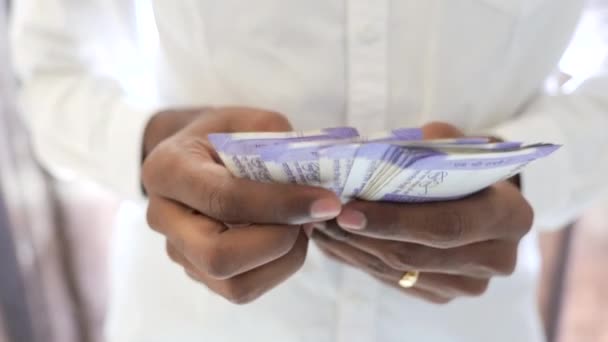 一个印度人一丝不苟地数着一百卢比的钞票 — 图库视频影像