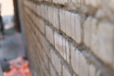 İç tasarım, dış dekorasyon ve endüstriyel yapı tasarımları için uygun kırmızı tuğla duvar dokusunun yakın görüntüsü.