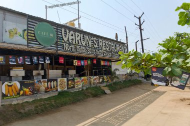 Varuns Restoranı otoyolda. Bu görüntü Krishnagiri City, Tamil Nadu Country India 'dan, 25 Nisan 2024