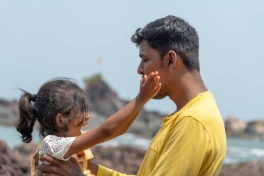 Baba ve kızı sahilde sakin bir anı paylaşıyor. Aşkları dalgaların sesinde yankılanıyor..