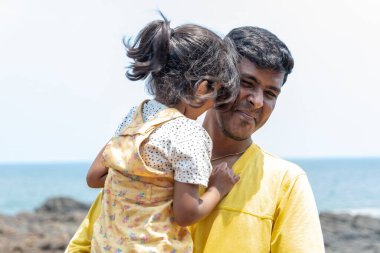 Bir baba ve kızı, okyanus kıyısında teselli bulur, aralarındaki bağ kopmaz dalgalar arasında..