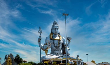 Murudeshwar bu çarpıcı görüntü, büyük bir Hindu tanrısı heykeli yakalıyor, muhtemelen Lord Shiva, meditasyon pozunda oturuyor..