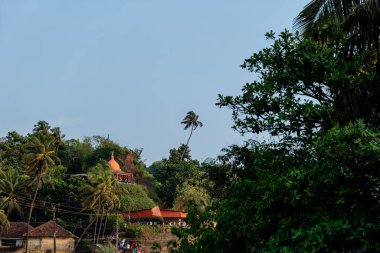 Kadim Rama tapınağı, Gokarna Sahili 'nin üzerine tünemiş şifalı pınarları var. Sadhus ve yerliler manevi temizlik için geliyorlar..