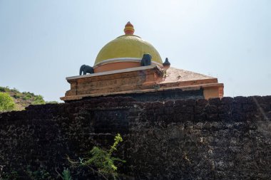 Bir kumsal anı baba ve kızı birlikte keşfederken kahkaha ve sevgiyi paylaşıyor.