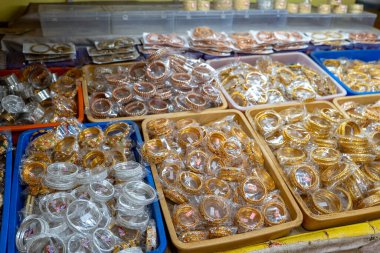 Canlı bir markette tepsilerde titizlikle dizilmiş geleneksel Hint bileziklerinden oluşan göz kamaştırıcı bir koleksiyon keşfedin..