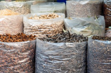 Canlı lezzet dünyasını keşfetmek bu büyüleyici görüntüyle yerel bir baharat dükkanında çeşitli baharatlar sergiliyor karanfil ve yıldız anason tonlarından