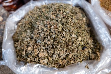 Kurutulmuş çemen otu Kasuri Methi 'yi plastik ambalajda bırakır. Hint yemeklerini geliştirmek için ideal.