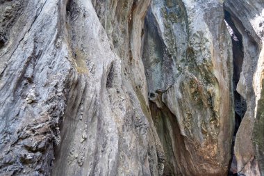 Su ve taşın sessiz bir senfoni oluşturduğu antik uçuruma adım at. Eskimiş mağaraların gizemini keşfedin.