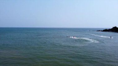 Bu video Drone View sürat teknesinin yolcu koltuğunu çekmesiyle ilgili.