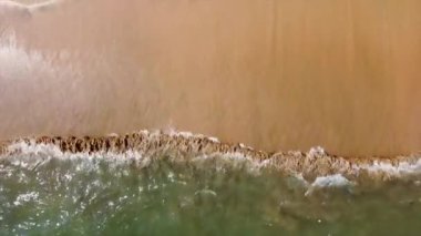 Bu video karaya doğru hareket eden kumsal dalgaları hakkında.
