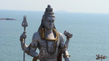 Büyüleyici bir insansız hava aracı panoraması Hindistan 'daki cennet gibi Murdeshwar Sahili' ni yakalıyor.