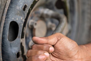 Özel araçlar ve teknikler kullanarak bir araba lastiğini söken yetenekli bir teknisyenin yakın plan görüntüsü