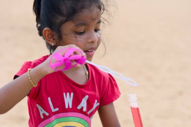 Geleneksel kıyafetlerle süslenmiş Hintli bir çift okyanusun sessizliğini paylaşıyor..