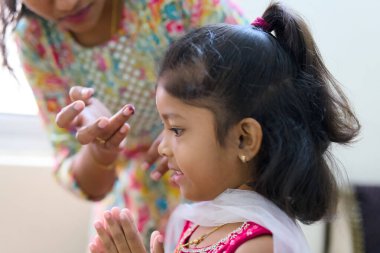 Sevgi ve kültürle dolu kızını kutsayan Hintli bir annenin yürek ısıtan bir sahnesi.